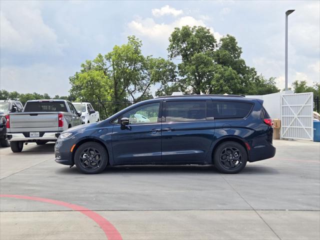 new 2025 Chrysler Pacifica Hybrid car, priced at $52,103
