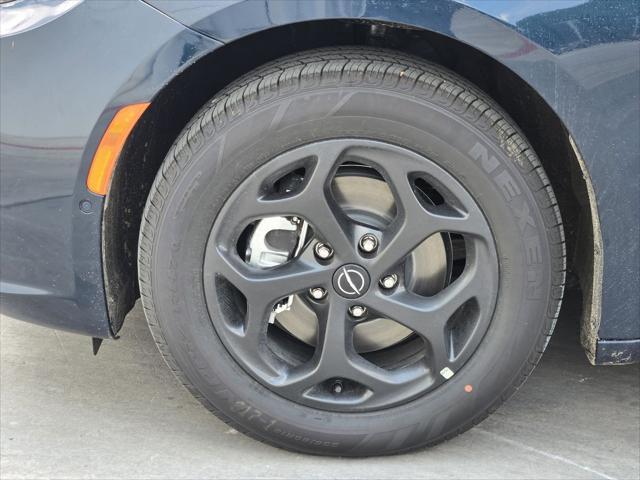 new 2025 Chrysler Pacifica Hybrid car, priced at $52,103