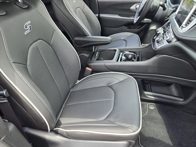 new 2025 Chrysler Pacifica Hybrid car, priced at $52,103