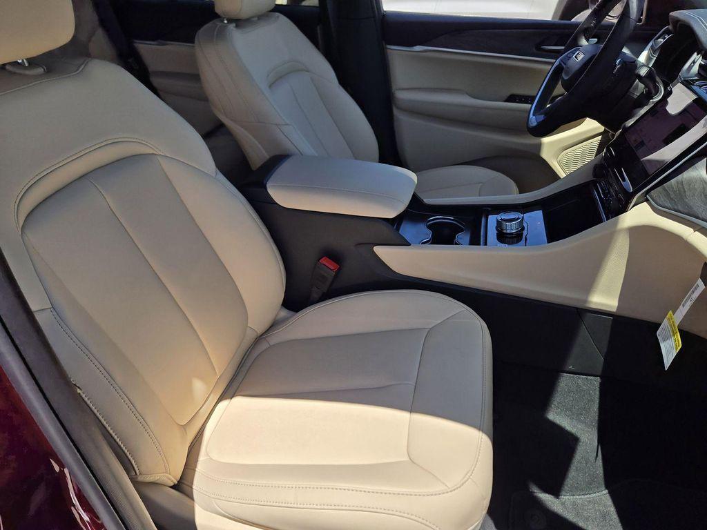 new 2025 Jeep Grand Cherokee car, priced at $40,426