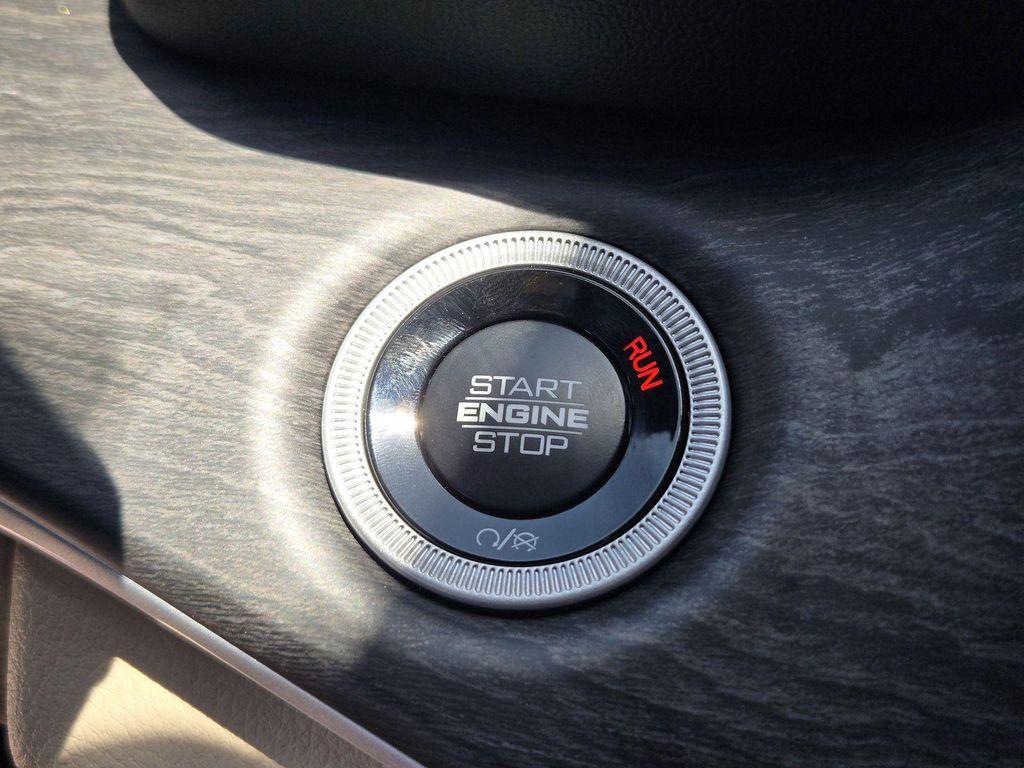 new 2025 Jeep Grand Cherokee car, priced at $40,426