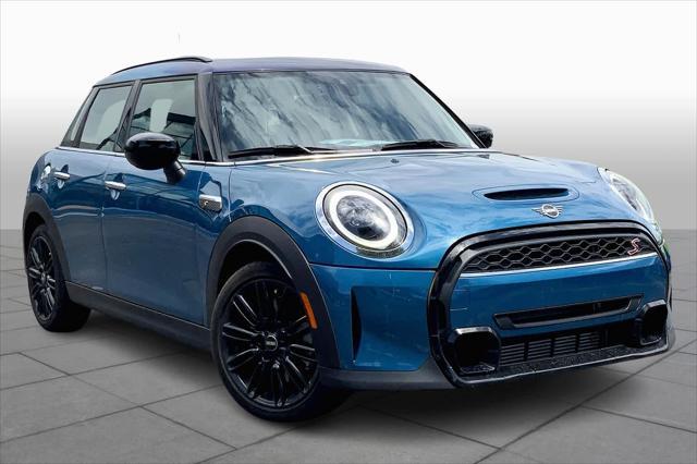 new 2024 MINI Hardtop car, priced at $32,000