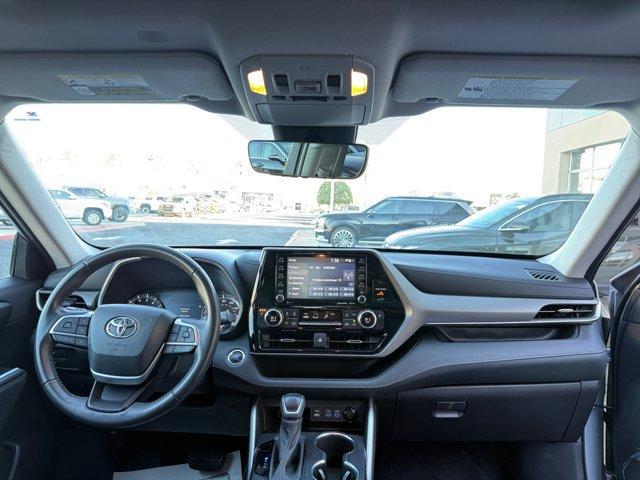 used 2022 Toyota Highlander car, priced at $33,826