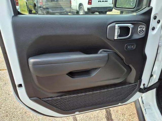 new 2025 Jeep Wrangler car, priced at $46,270