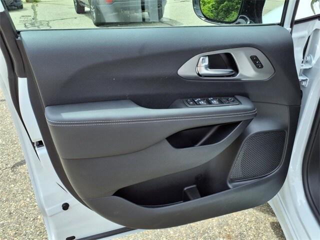new 2025 Chrysler Pacifica car, priced at $44,868