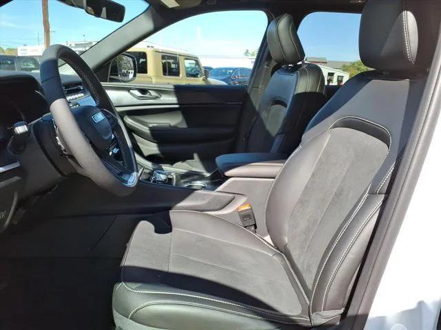 new 2025 Jeep Grand Cherokee car, priced at $43,530