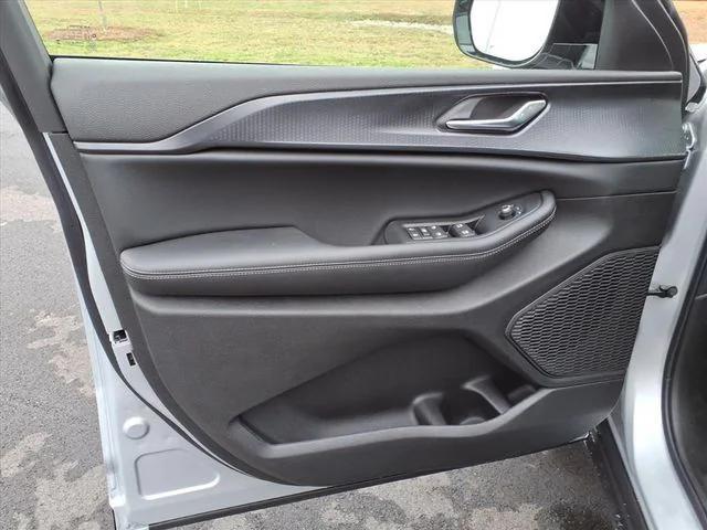 new 2025 Jeep Grand Cherokee car, priced at $44,125