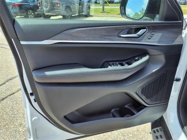 new 2025 Jeep Grand Cherokee car, priced at $45,221