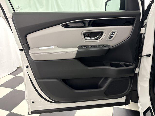 new 2025 Honda Pilot car, priced at $43,388