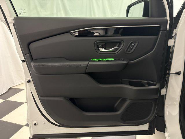 new 2025 Honda Pilot car, priced at $44,811