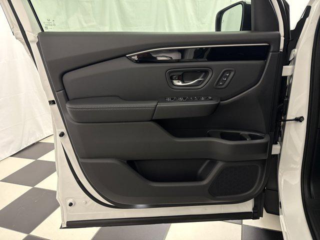 new 2025 Honda Pilot car, priced at $45,880