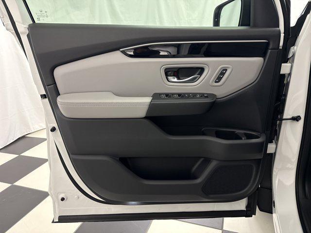 new 2025 Honda Pilot car, priced at $45,880