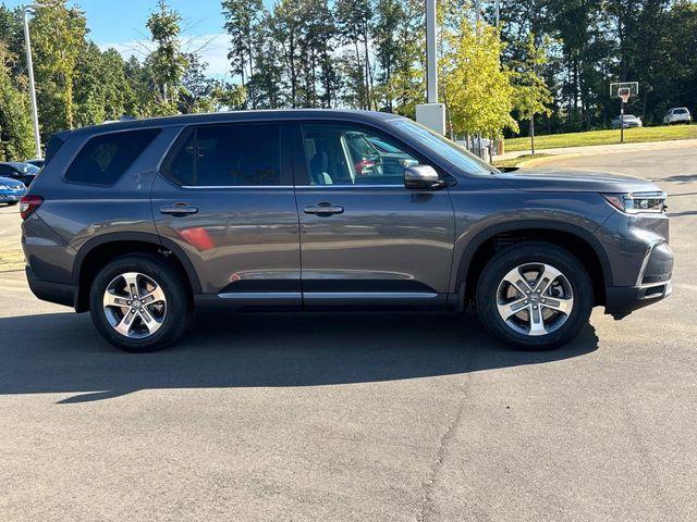 new 2025 Honda Pilot car, priced at $40,340