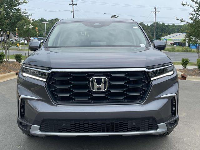 new 2025 Honda Pilot car, priced at $45,680