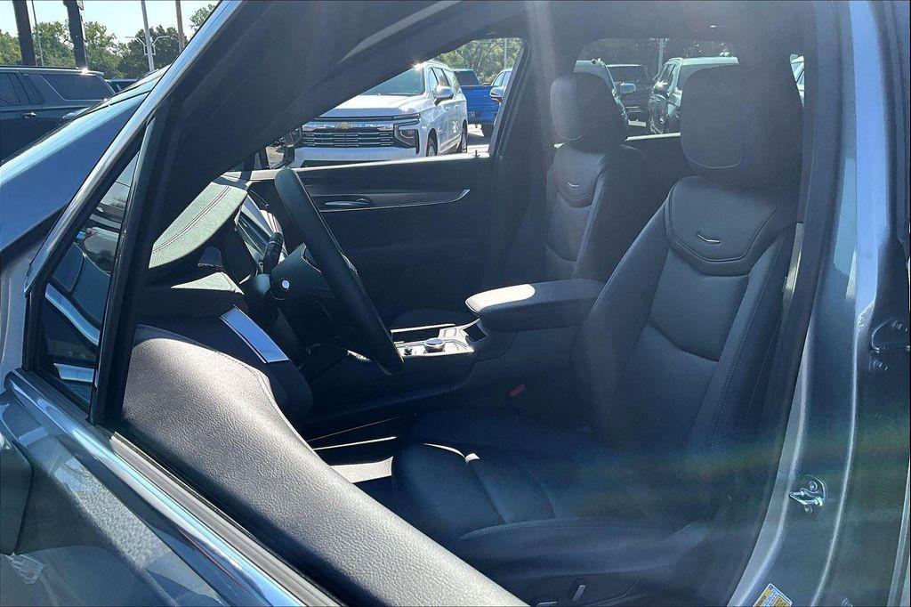 new 2025 Cadillac XT5 car, priced at $45,915