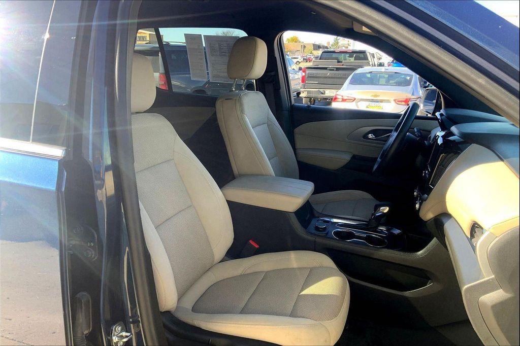 used 2022 Chevrolet Traverse car, priced at $23,986