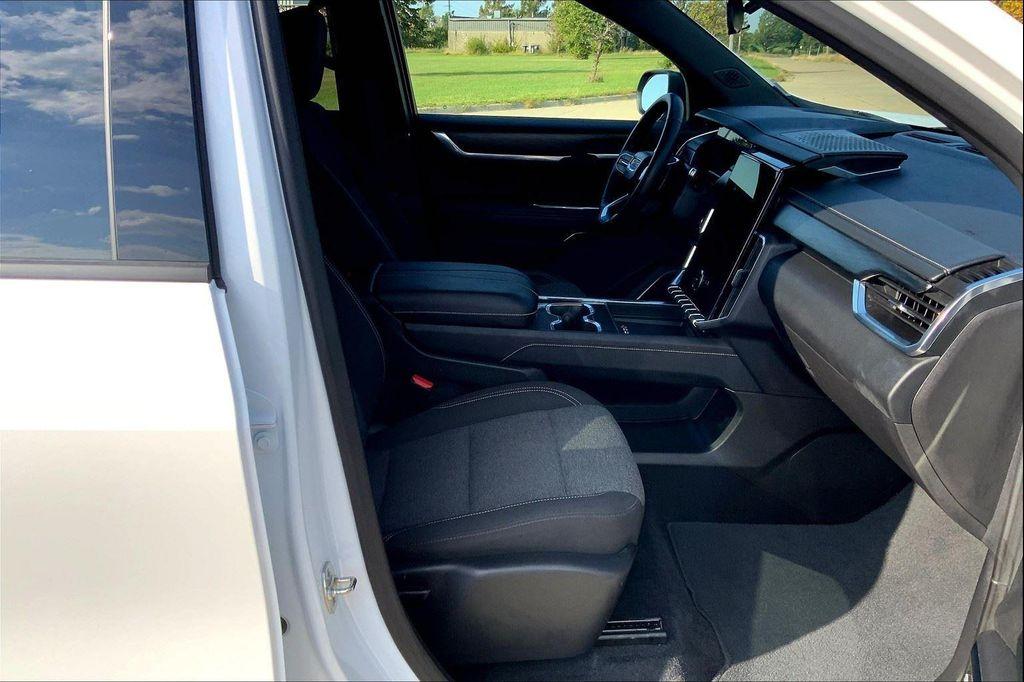 used 2025 GMC Acadia car, priced at $30,292