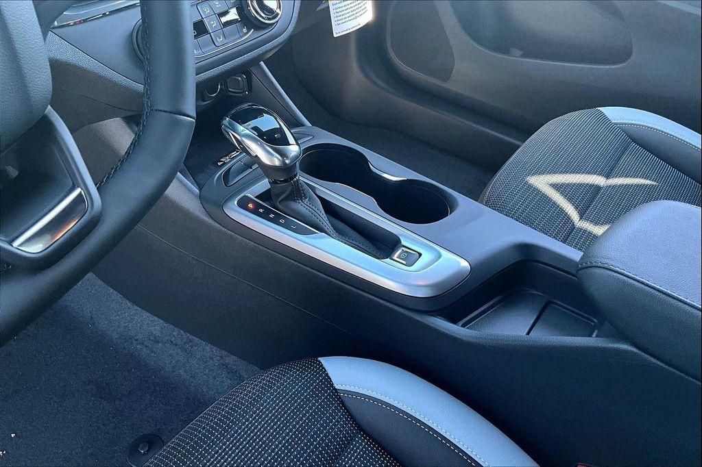 new 2025 Buick Envista car, priced at $25,250