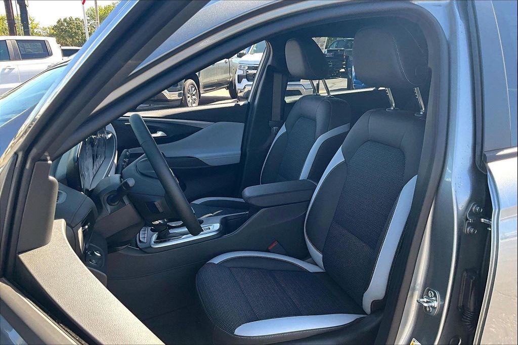 new 2025 Buick Envista car, priced at $25,250