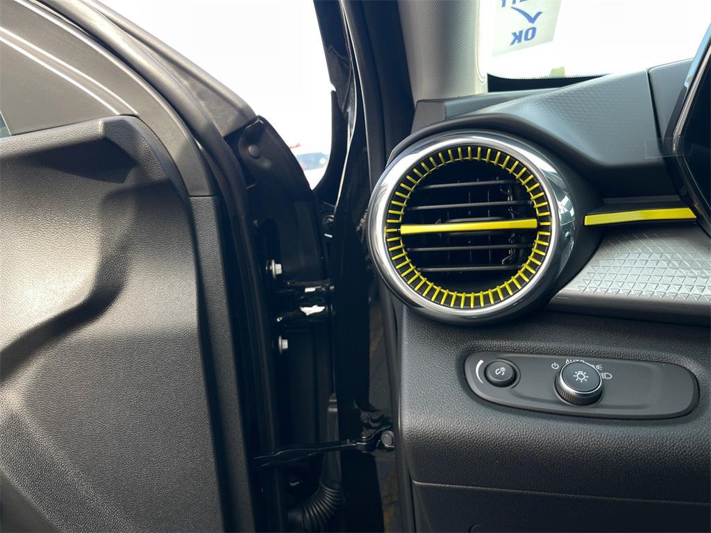 new 2025 Chevrolet Trax car, priced at $23,500