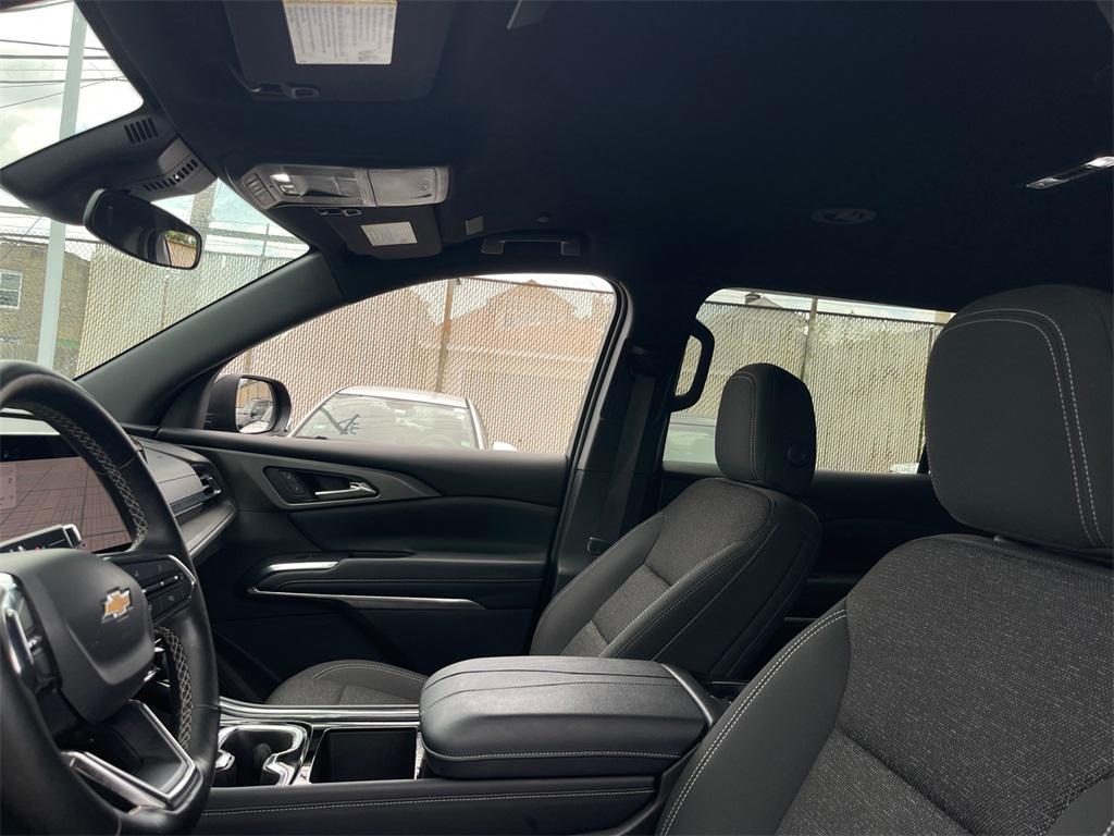 used 2025 Chevrolet Traverse car, priced at $34,254
