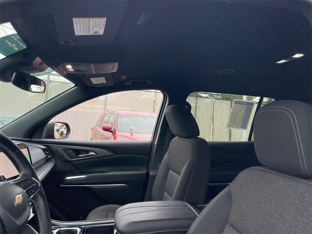 used 2025 Chevrolet Traverse car, priced at $35,900