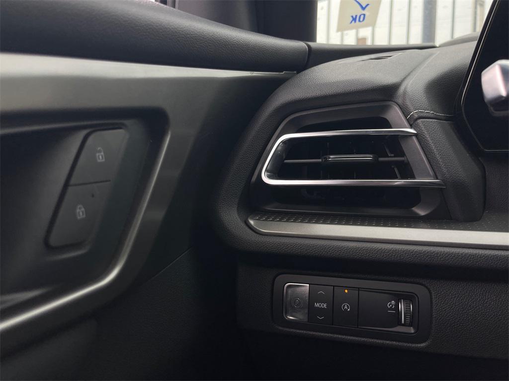 used 2025 Chevrolet Traverse car, priced at $35,900