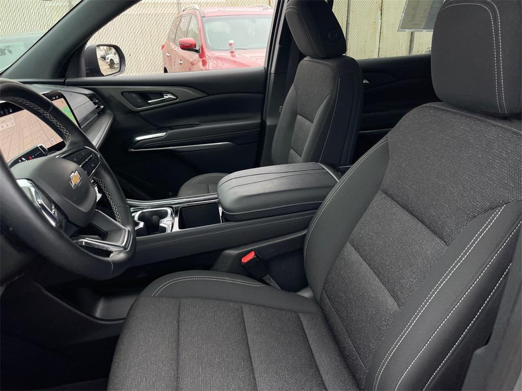 used 2025 Chevrolet Traverse car, priced at $35,900