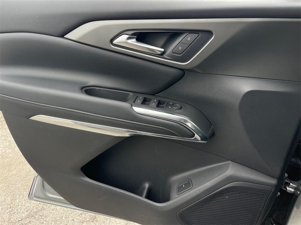 used 2025 Chevrolet Traverse car, priced at $35,900