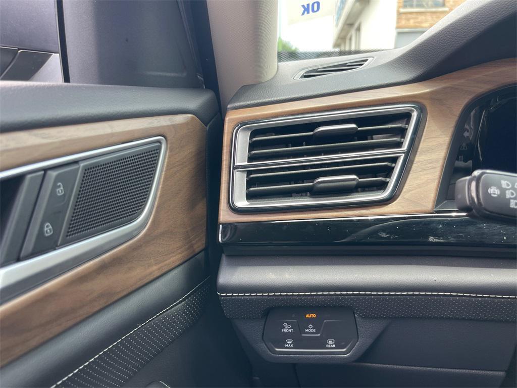 used 2024 Volkswagen Atlas car, priced at $27,500