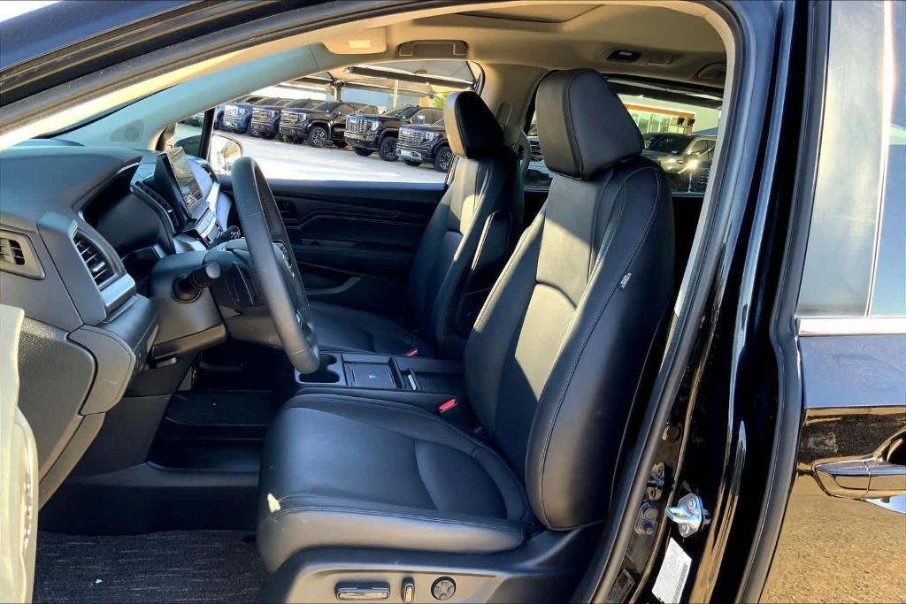 used 2025 Honda Odyssey car, priced at $40,046