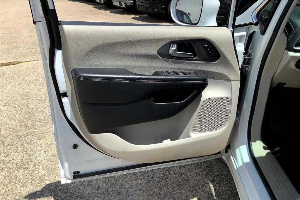 used 2022 Chrysler Pacifica Hybrid car, priced at $20,266