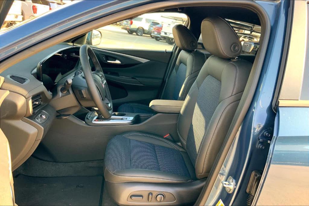 new 2025 Buick Envista car, priced at $25,285