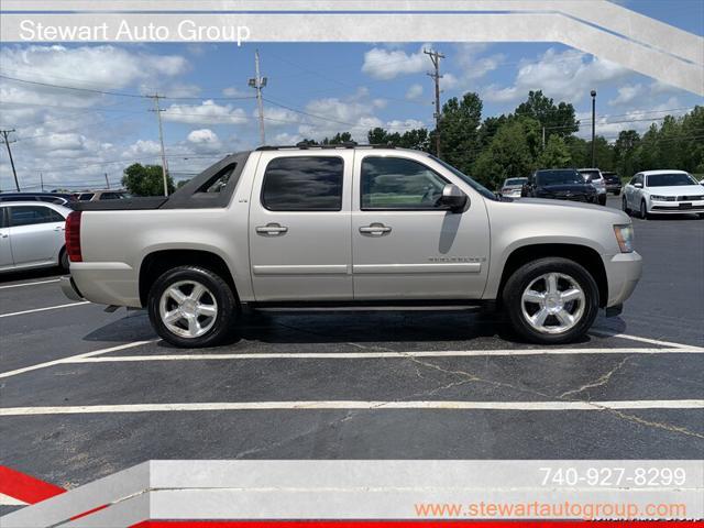 used 2007 Chevrolet Avalanche car, priced at $13,000