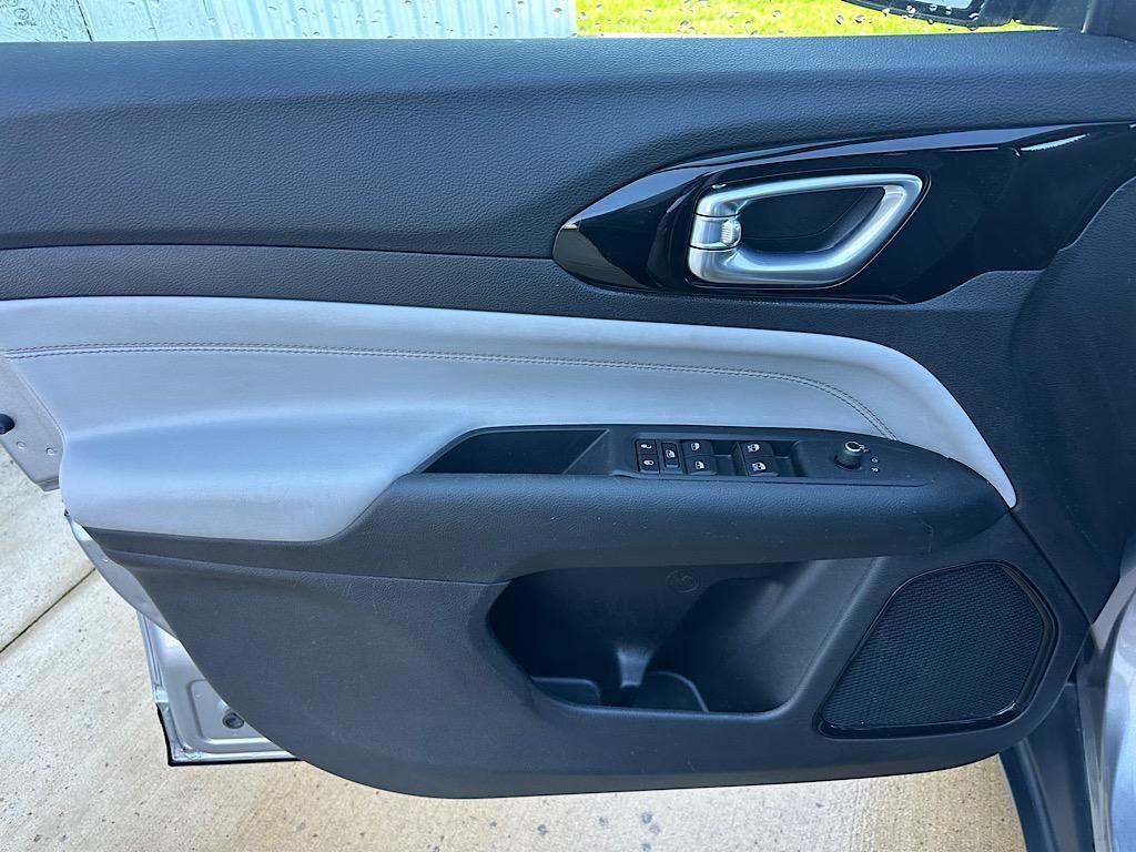 used 2023 Jeep Compass car, priced at $25,899