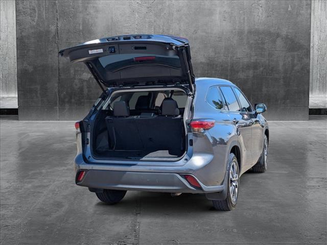 used 2022 Toyota Highlander car, priced at $34,031