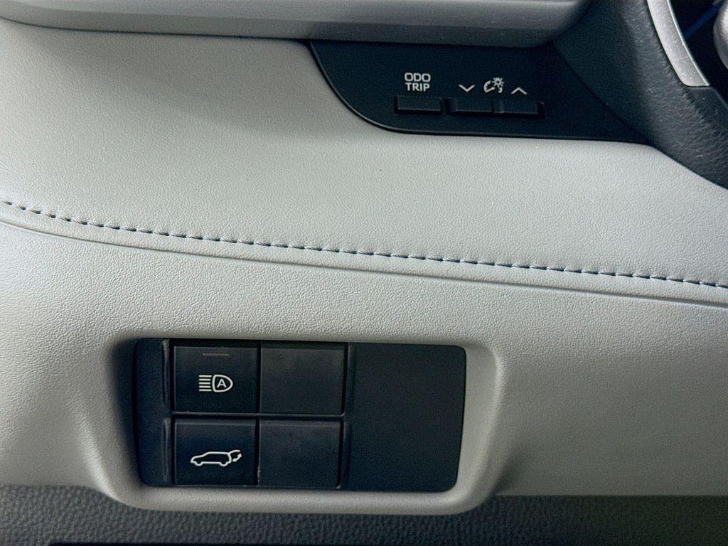 used 2021 Toyota Highlander Hybrid car, priced at $29,990