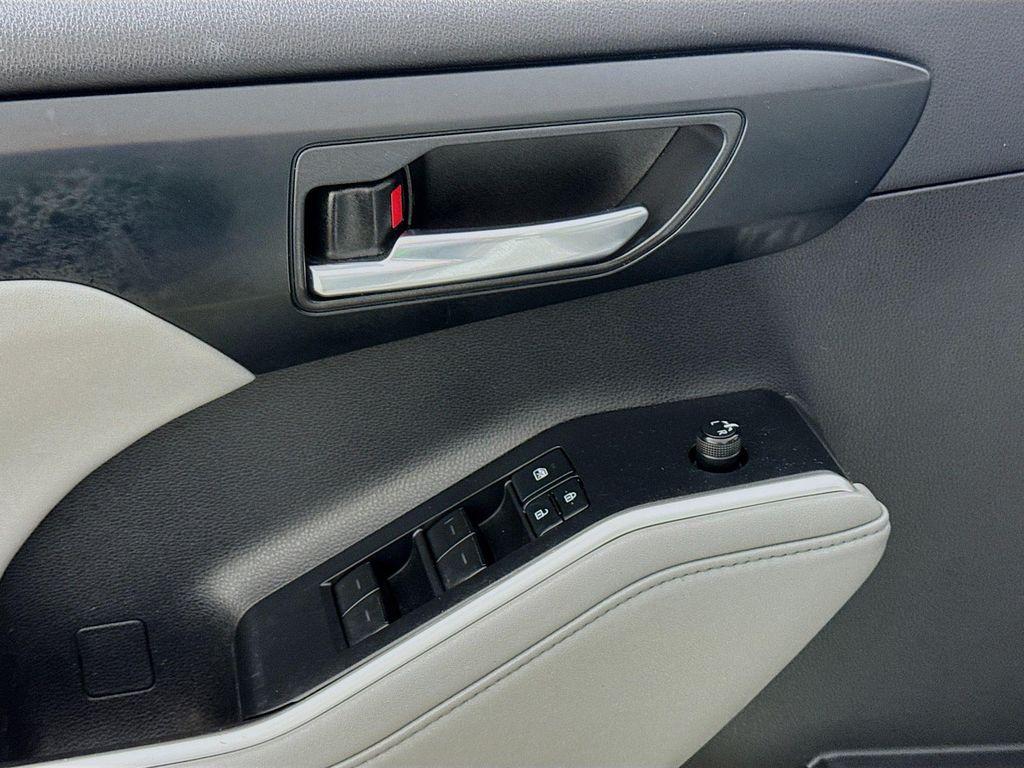 used 2021 Toyota Highlander Hybrid car, priced at $29,990