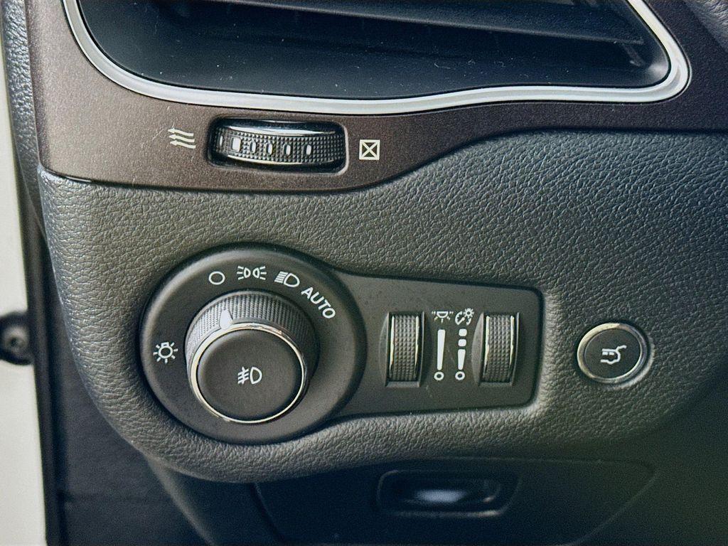 used 2022 Jeep Cherokee car, priced at $25,590