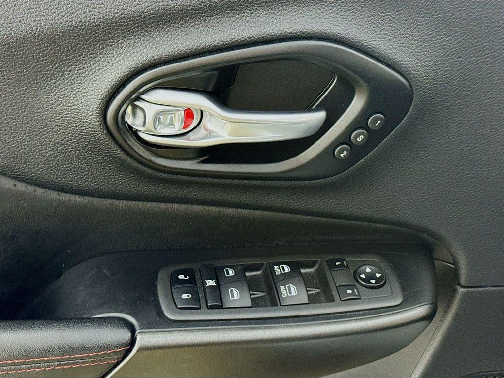 used 2022 Jeep Cherokee car, priced at $25,590