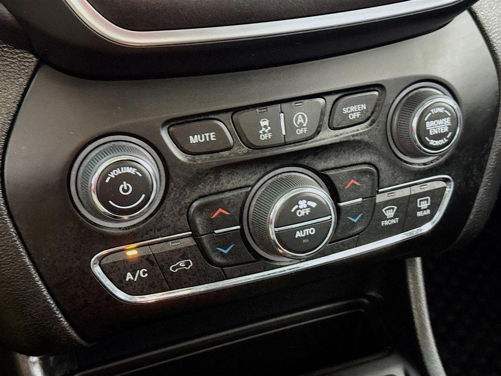 used 2022 Jeep Cherokee car, priced at $25,590