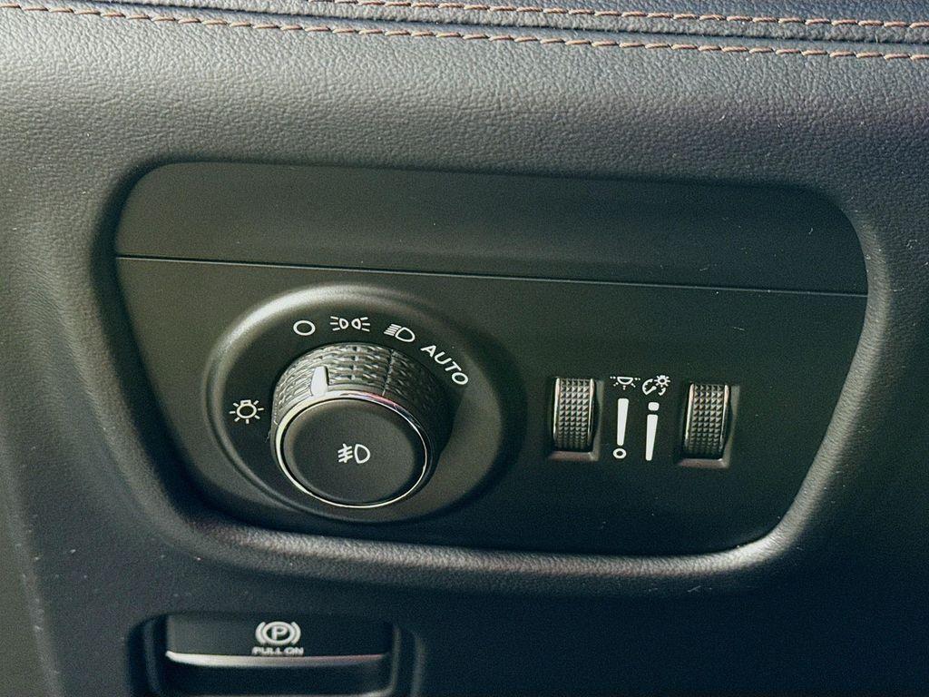 used 2022 Jeep Grand Cherokee car, priced at $37,990