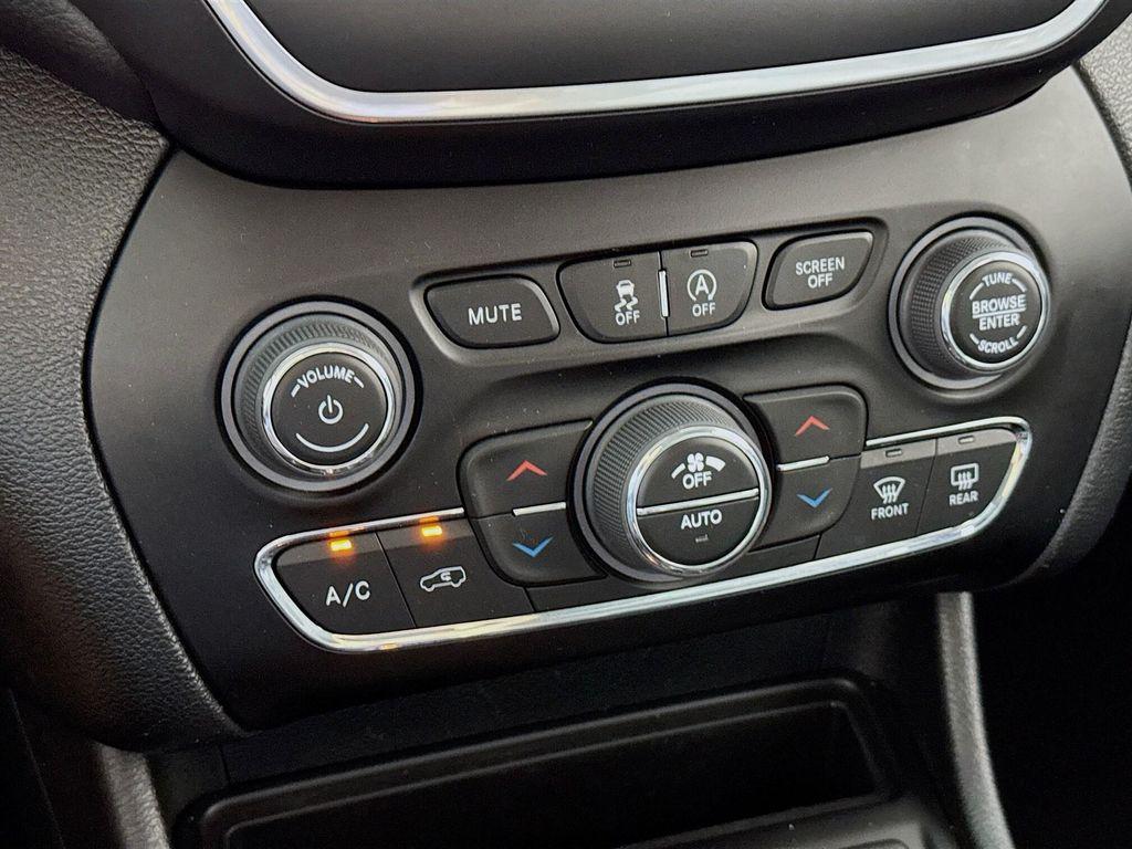 used 2023 Jeep Cherokee car, priced at $20,990