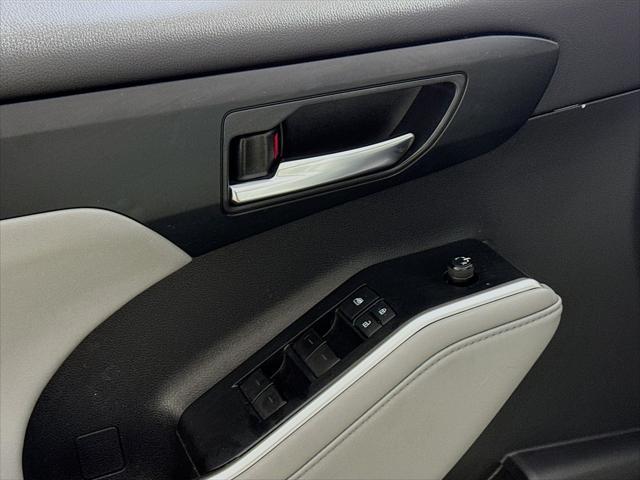 used 2021 Toyota Highlander Hybrid car, priced at $34,990