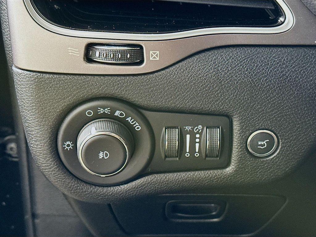 used 2021 Jeep Cherokee car, priced at $19,990