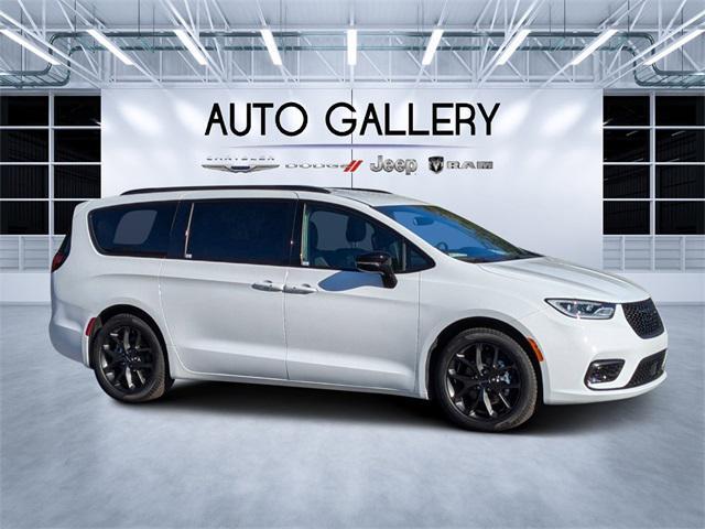 new 2024 Chrysler Pacifica car, priced at $41,308