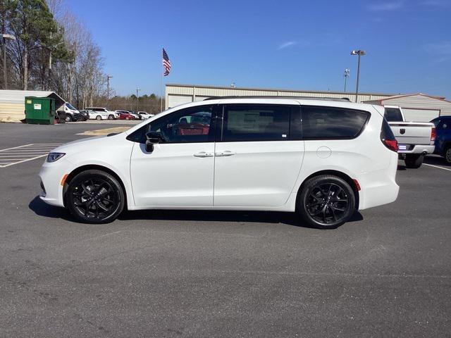 new 2024 Chrysler Pacifica car, priced at $39,998