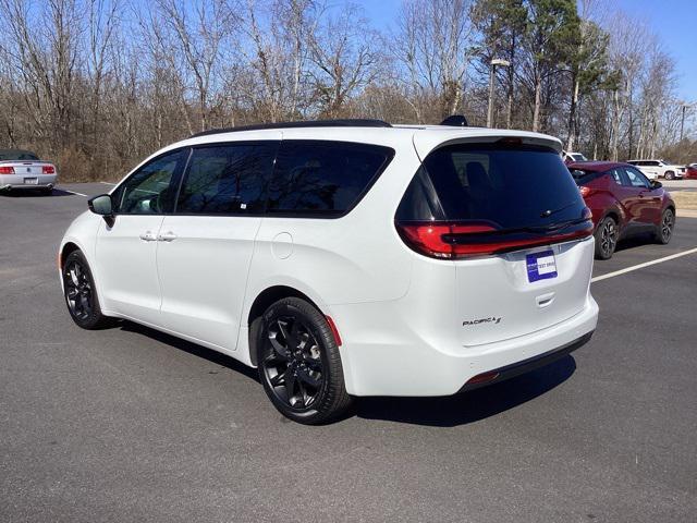 new 2024 Chrysler Pacifica car, priced at $39,998