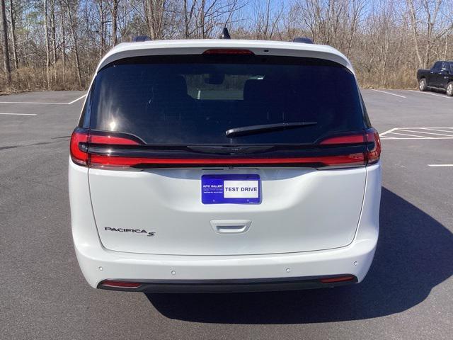 new 2024 Chrysler Pacifica car, priced at $39,998