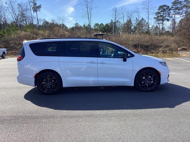 new 2024 Chrysler Pacifica car, priced at $39,998